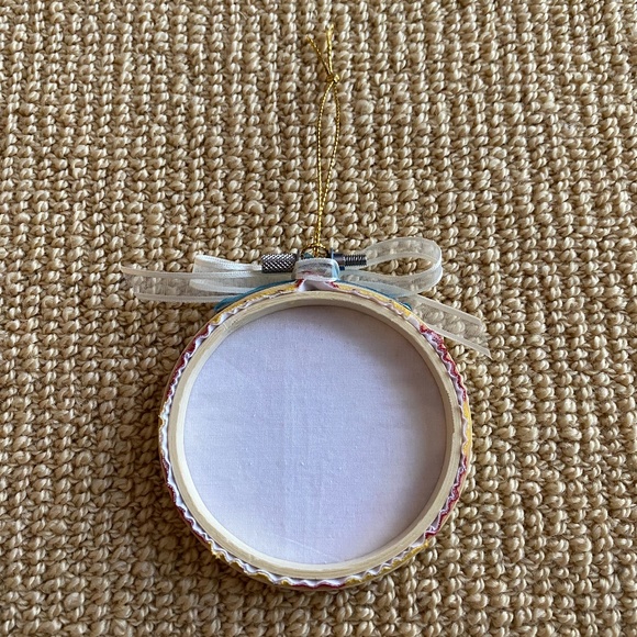 Harry Potter Gryffindor House Crest Ornament - Picture 2 of 2